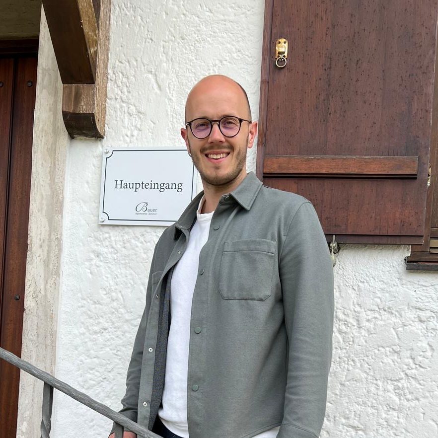 Benedict - Kundenstimme BonTemps wohnen Benedict, Kunde von BonTemps wohnen, vor Apartment-Hotel